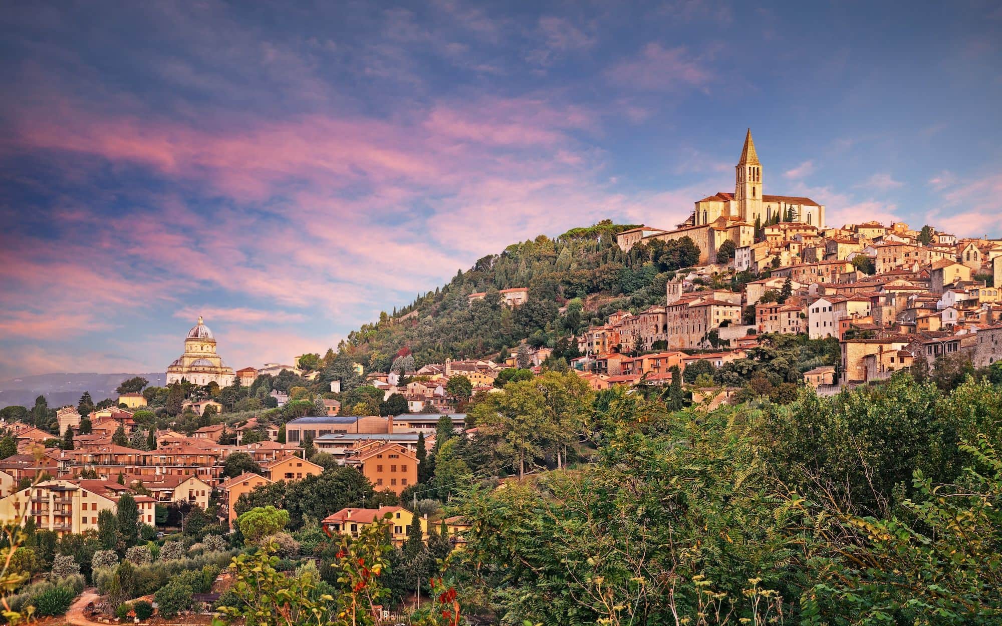 Todi al tramonto: il colle con il Tempio della Consolazione e il campanile del Duomo