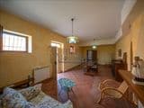 Villa singola con terreno privato, appartamento indipendente e dependance.