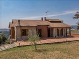 Villa singola con terreno privato, appartamento indipendente e dependance.