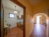 Villa singola con terreno privato, appartamento indipendente e dependance.