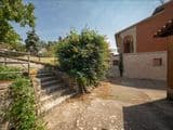 Villa singola con terreno privato, appartamento indipendente e dependance.