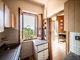 Villa singola con terreno privato, appartamento indipendente e dependance.