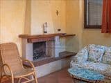 Villa singola con terreno privato, appartamento indipendente e dependance.