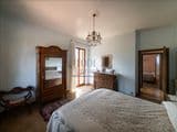 Villa singola con terreno privato, appartamento indipendente e dependance.