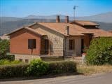 Villa singola con terreno privato, appartamento indipendente e dependance.