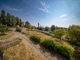 Villa singola con terreno privato, appartamento indipendente e dependance.