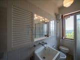 Villa singola con terreno privato, appartamento indipendente e dependance.