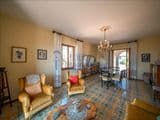 Villa singola con terreno privato, appartamento indipendente e dependance.