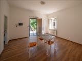 Villa singola con terreno privato, appartamento indipendente e dependance.