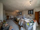 Villa singola con terreno privato, appartamento indipendente e dependance.