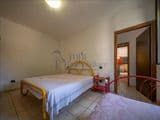 Villa singola con terreno privato, appartamento indipendente e dependance.