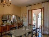 Villa singola con terreno privato, appartamento indipendente e dependance.