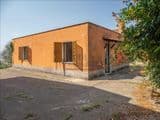 Villa singola con terreno privato, appartamento indipendente e dependance.