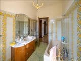 Villa singola con terreno privato, appartamento indipendente e dependance.