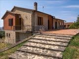 Villa singola con terreno privato, appartamento indipendente e dependance.