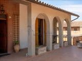 Villa singola con terreno privato, appartamento indipendente e dependance.