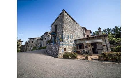 Massa Martana, Piccola Casa in Pietra con giardino