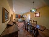 Villa singola con terreno privato, appartamento indipendente e dependance.
