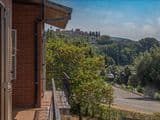 Villa singola con terreno privato, appartamento indipendente e dependance.