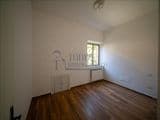 Villa singola con terreno privato, appartamento indipendente e dependance.