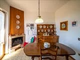 Villa singola con terreno privato, appartamento indipendente e dependance.