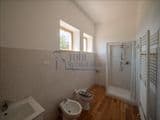 Villa singola con terreno privato, appartamento indipendente e dependance.