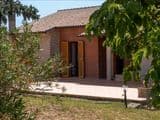 Villa singola con terreno privato, appartamento indipendente e dependance.