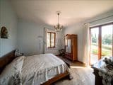 Villa singola con terreno privato, appartamento indipendente e dependance.
