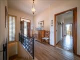 Villa singola con terreno privato, appartamento indipendente e dependance.
