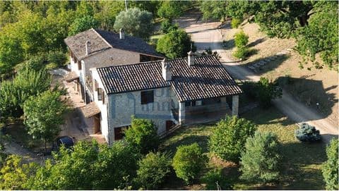 Caratteristica Casa di Campagna ristrutturata con 9 ha di Terreno