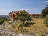 Villa singola con terreno privato, appartamento indipendente e dependance.