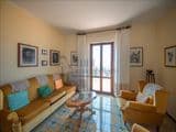 Villa singola con terreno privato, appartamento indipendente e dependance.