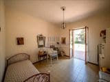 Villa singola con terreno privato, appartamento indipendente e dependance.