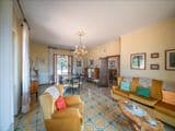 Villa singola con terreno privato, appartamento indipendente e dependance.