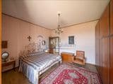 Villa singola con terreno privato, appartamento indipendente e dependance.