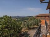 Villa singola con terreno privato, appartamento indipendente e dependance.