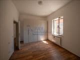 Villa singola con terreno privato, appartamento indipendente e dependance.