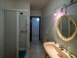 Villa singola con terreno privato, appartamento indipendente e dependance.