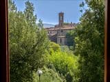 Villa singola con terreno privato, appartamento indipendente e dependance.