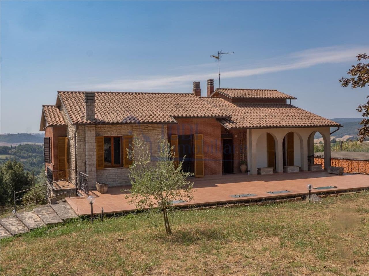 Villa singola con terreno privato, appartamento indipendente e dependance.