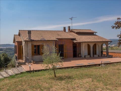 Villa singola con terreno privato, appartamento indipendente e dependance.
