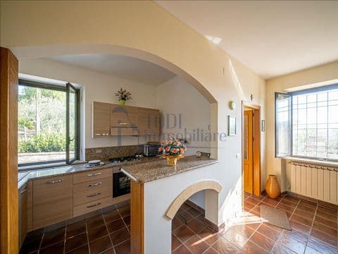 TODI – ASPROLI APPARTAMENTO CON CORTE PRIVATA, POSTO AUTO E MOBILIO COMPRESO